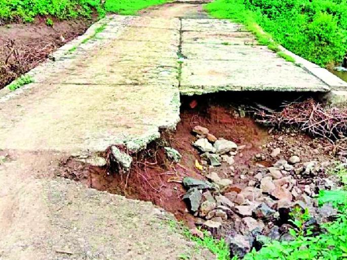 Ignore the pool attached to Dabadi | दाभडीला जोडणारा पूल दुर्लक्षित Ignore the pool attached to Dabadi | दाभडीला जोडणारा पूल दुर्लक्षित