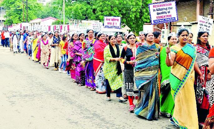 Storms of agitation arose on revolution day | क्रांतिदिनी उठले आंदोलनांचे वादळ Storms of agitation arose on revolution day | क्रांतिदिनी उठले आंदोलनांचे वादळ