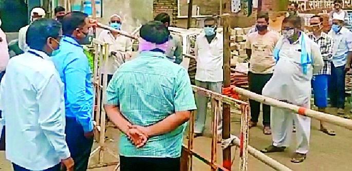 Citizens from the containment zone took to the streets | कंटेनमेंट झोनमधील नागरिक उतरले रस्त्यावर