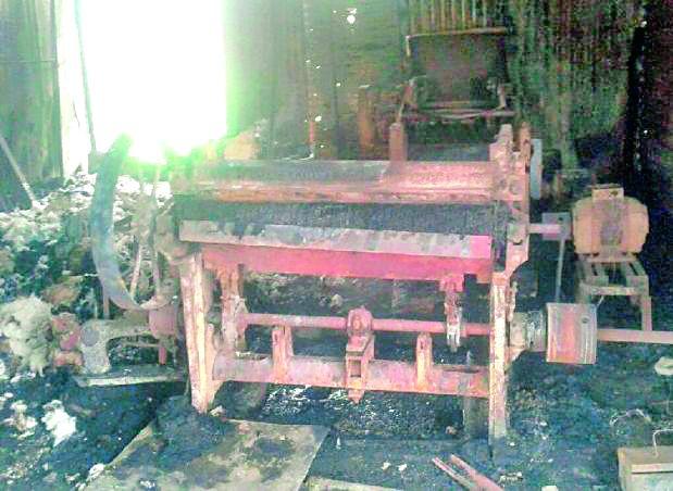 Four shops in the Ghatanjit fire | घाटंजीत चार दुकानांना आग Four shops in the Ghatanjit fire | घाटंजीत चार दुकानांना आग