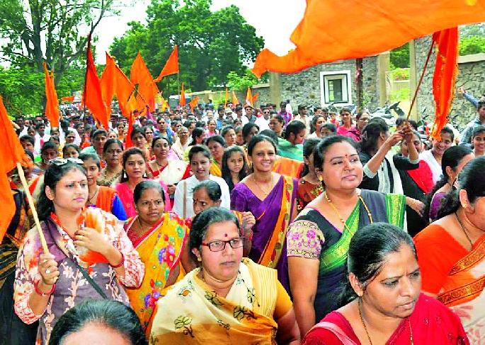 Due to the Maratha reservation in the district | मराठा आरक्षणासाठी जिल्ह्यात कडकडीत बंद