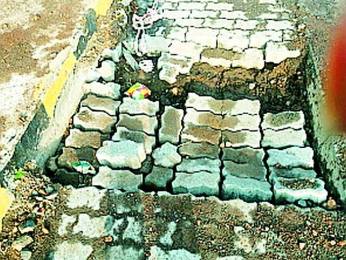 Mahanet works in Ralega | राळेगावात महानेटच्या कामाने सिमेंट रस्त्याची लागताहे ‘वाट’ Mahanet works in Ralega | राळेगावात महानेटच्या कामाने सिमेंट रस्त्याची लागताहे ‘वाट’