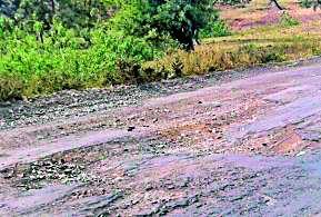 Rural road width is only three meters | ग्रामीण रस्त्यांची रुंदी केवळ तीन मीटर Rural road width is only three meters | ग्रामीण रस्त्यांची रुंदी केवळ तीन मीटर