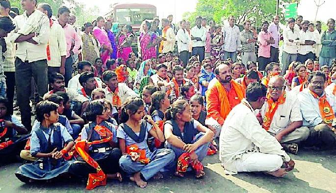 Stop the way for the drinking water in Karanavadi | करणवाडीत दारूबंदीसाठी रास्ता रोको Stop the way for the drinking water in Karanavadi | करणवाडीत दारूबंदीसाठी रास्ता रोको
