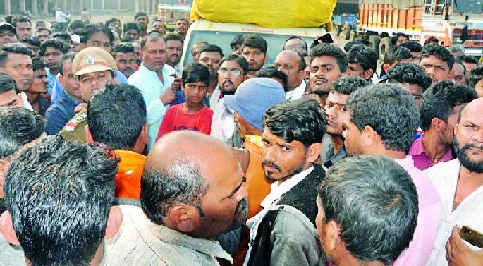 Farmers' buzzer for buying cotton | कापूस खरेदीसाठी शेतकऱ्यांचा चक्काजाम Farmers' buzzer for buying cotton | कापूस खरेदीसाठी शेतकऱ्यांचा चक्काजाम