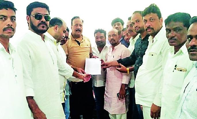 Minority colonies question the Guardians | अल्पसंख्यकांच्या वसाहतीतील प्रश्न पालकमंत्र्यांकडे Minority colonies question the Guardians | अल्पसंख्यकांच्या वसाहतीतील प्रश्न पालकमंत्र्यांकडे