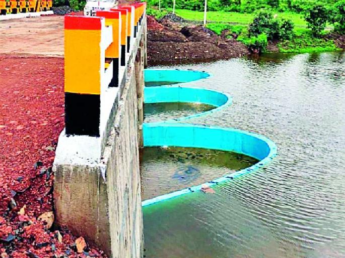 Innovative experiment flows through a dry drain | अभिनव प्रयोगातून कोरडा नाला झाला प्रवाहित Innovative experiment flows through a dry drain | अभिनव प्रयोगातून कोरडा नाला झाला प्रवाहित