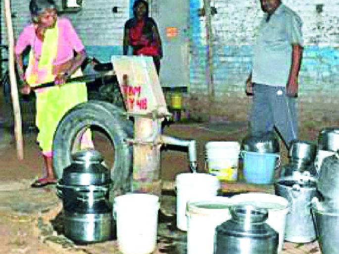 Two holes of water after two hours at Hapshi | हापशीवर दोन तासानंतर दोन गुंड पाणी Two holes of water after two hours at Hapshi | हापशीवर दोन तासानंतर दोन गुंड पाणी