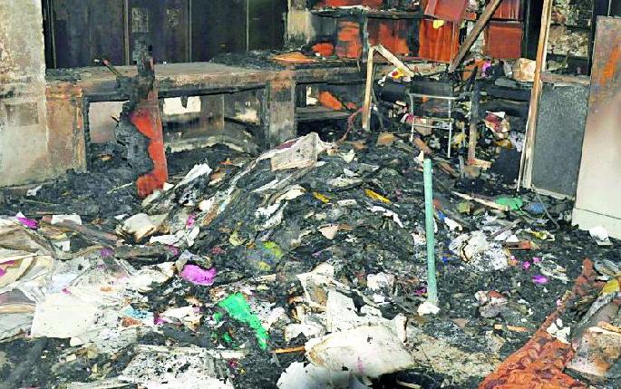 District co-operative bank burnt, 40 computers burnt | जिल्हा सहकारी बँकेला आग, ४० संगणक जळाले District co-operative bank burnt, 40 computers burnt | जिल्हा सहकारी बँकेला आग, ४० संगणक जळाले