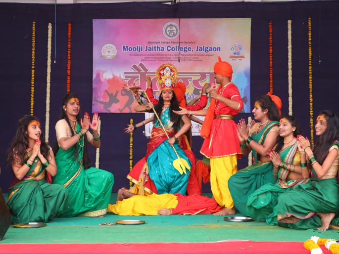 Food Festival opens with 'Dance' | पारंपारिक नृत्य, गमंत-जंमत कवितांसह फूड फेस्टिव्हलने बहरले ‘चैतन्य’ Food Festival opens with 'Dance' | पारंपारिक नृत्य, गमंत-जंमत कवितांसह फूड फेस्टिव्हलने बहरले ‘चैतन्य’