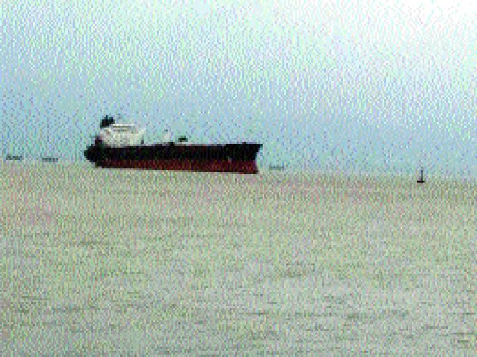 Danger to power lines that supply power under the sea | समुद्राखालून वीजपुरवठा करणाऱ्या वीजवाहिन्यांना धोका Danger to power lines that supply power under the sea | समुद्राखालून वीजपुरवठा करणाऱ्या वीजवाहिन्यांना धोका