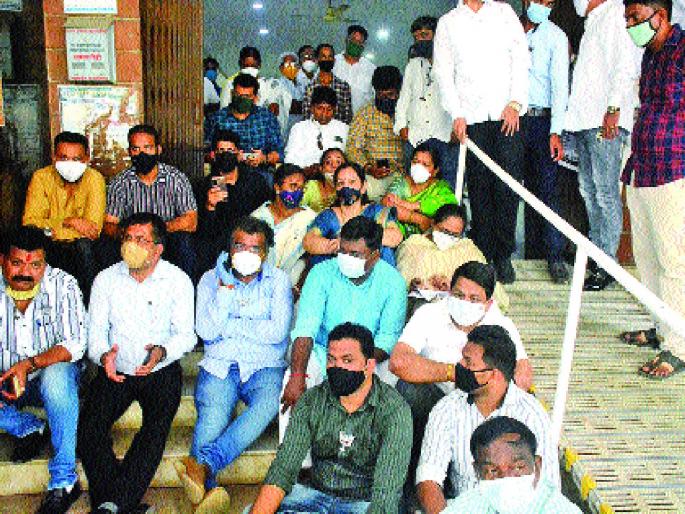 BJP's stand in KDMC due to delay in development works due to percentage | टक्केवारीमुळे विकासकामे रखडल्याने भाजपचा ठिय्या; ठाणे जिल्ह्यातील बड्या नेत्याचा हात असल्याचा आरोप BJP's stand in KDMC due to delay in development works due to percentage | टक्केवारीमुळे विकासकामे रखडल्याने भाजपचा ठिय्या; ठाणे जिल्ह्यातील बड्या नेत्याचा हात असल्याचा आरोप