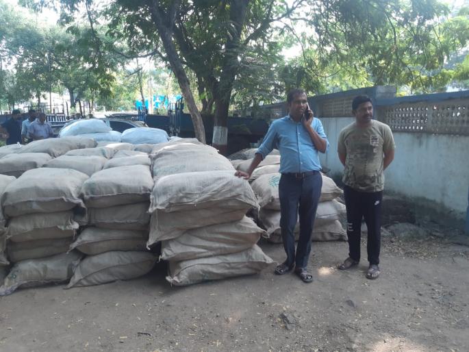 Gutkha truck blocked by MLA, seized by police | आमदाराने अडवला गुटख्याचा ट्रक, पोलिसांनी घेतला ताब्यात Gutkha truck blocked by MLA, seized by police | आमदाराने अडवला गुटख्याचा ट्रक, पोलिसांनी घेतला ताब्यात