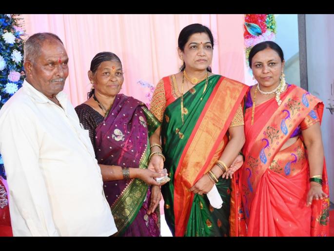 Gold worth three and a half lakhs recovered during the wedding ceremony was returned | लग्न समारंभामध्ये सापडलेले साडेतीन लाखांचे सोने केले परत Gold worth three and a half lakhs recovered during the wedding ceremony was returned | लग्न समारंभामध्ये सापडलेले साडेतीन लाखांचे सोने केले परत