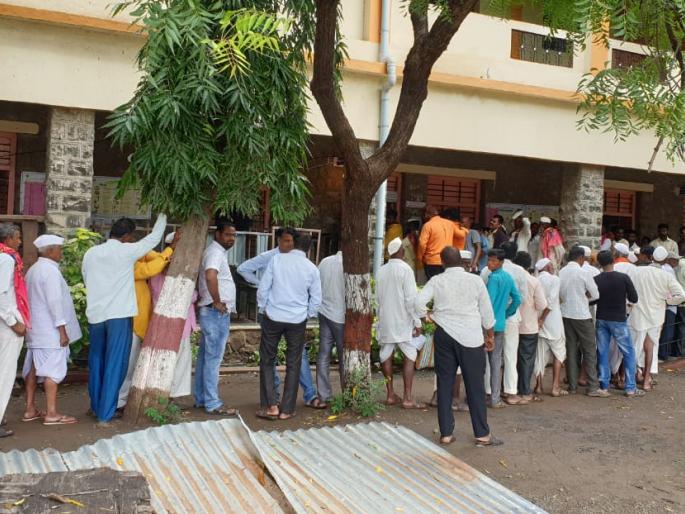 Hush ... the rain stopped; Queues at the polling station | हुश्श...पाऊस थांबला; मतदान केंद्रावर लागल्या रांगा Hush ... the rain stopped; Queues at the polling station | हुश्श...पाऊस थांबला; मतदान केंद्रावर लागल्या रांगा