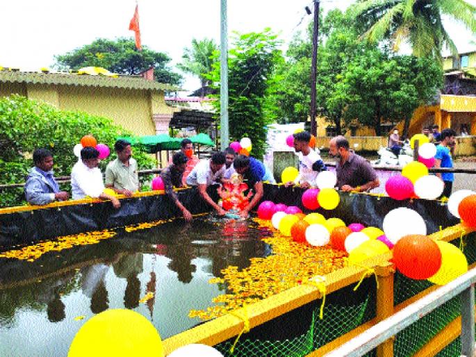 A heartfelt message to the father of one and a half days; Awareness of social distance in the background of the corona | दीड दिवसांच्या बाप्पाला भावपूर्ण निरोप; कोरोनाच्या पार्श्वभूमीवर सामाजिक अंतराचे राखले भान A heartfelt message to the father of one and a half days; Awareness of social distance in the background of the corona | दीड दिवसांच्या बाप्पाला भावपूर्ण निरोप; कोरोनाच्या पार्श्वभूमीवर सामाजिक अंतराचे राखले भान