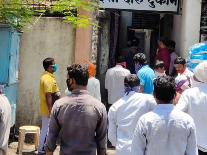 Lockdown News: Taliram's throat finally wet in Vasai-Virar; The rush to shop | Lockdown News: अखेर वसई-विरारमधील तळीरामांचा घसा ओला; खरेदीसाठी उडाली झुंबड Lockdown News: Taliram's throat finally wet in Vasai-Virar; The rush to shop | Lockdown News: अखेर वसई-विरारमधील तळीरामांचा घसा ओला; खरेदीसाठी उडाली झुंबड