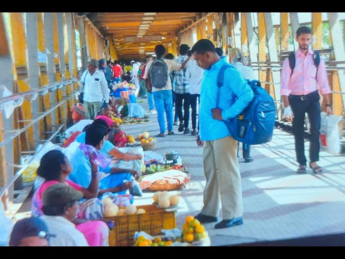 Election duty on the path! Employees at work; Hawkers in full swing | इलेक्शन डयुटीफेरीवाल्यांच्या पथ्यावर! कर्मचारी कामात; फेरीवाले जोमात Election duty on the path! Employees at work; Hawkers in full swing | इलेक्शन डयुटीफेरीवाल्यांच्या पथ्यावर! कर्मचारी कामात; फेरीवाले जोमात