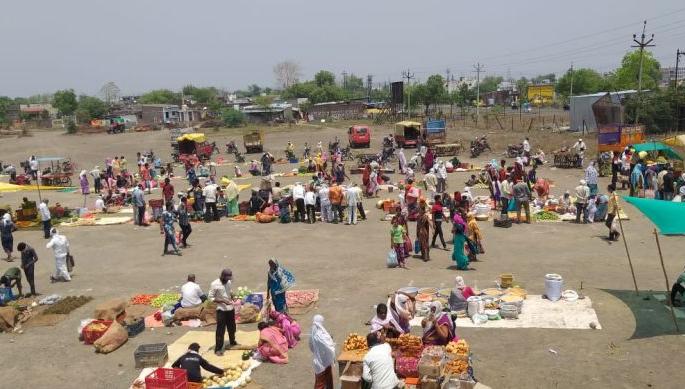 The fear of Corona on the one hand and the urgency of basic needs on the other | एकीकडे कोरोनाचे भय तर दुसरीकडे मुलभूत गरजांची निकड