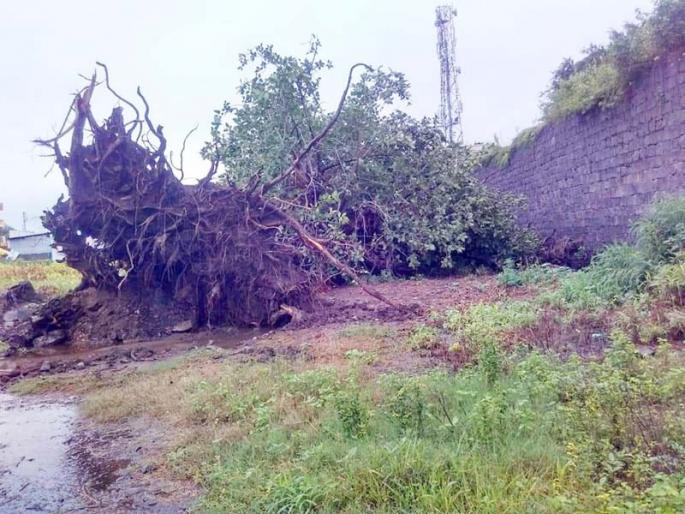 The well in the historic Nimbalkar fort started overflowing due to heavy rains | अन् ऐतिहासिक निंबाळकर वाड्यातील विहीर अतिवृष्टीमुळे भरून वाहू लागली