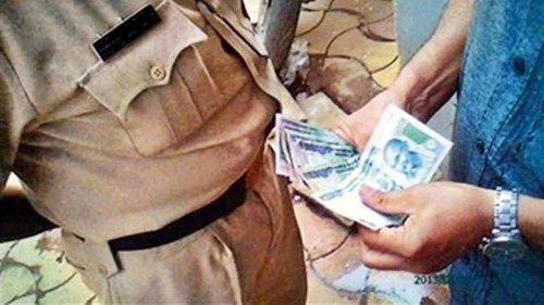 While accepting a bribe of five hundred rupees, a Solapur city police officer was caught red handed | पाचशे रूपयाची लाच स्वीकारताना सोलापुरातील पोलिस कर्मचाऱ्यास रंगेहाथ पकडले While accepting a bribe of five hundred rupees, a Solapur city police officer was caught red handed | पाचशे रूपयाची लाच स्वीकारताना सोलापुरातील पोलिस कर्मचाऱ्यास रंगेहाथ पकडले