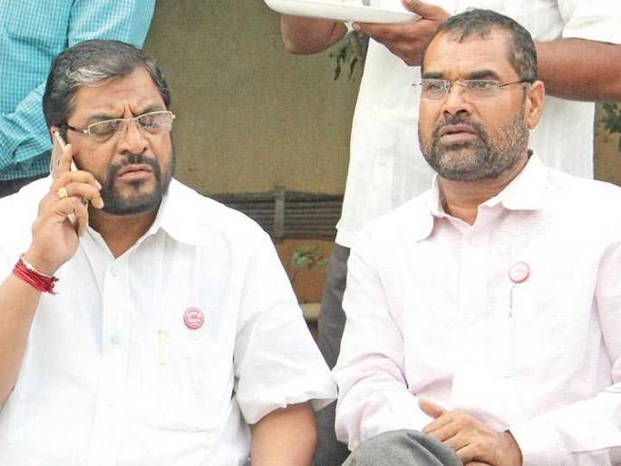 Sadabhau-Raju Shetty face to face over milk agitation; Jugalbandi between Ram Shinde and Lokhande in the city too | दूध आंदोलनावरून सदाभाऊ- राजू शेट्टी आमनेसामने; नगरमध्येही राम शिंदे-लोखंडे यांच्यात जुगलबंदी Sadabhau-Raju Shetty face to face over milk agitation; Jugalbandi between Ram Shinde and Lokhande in the city too | दूध आंदोलनावरून सदाभाऊ- राजू शेट्टी आमनेसामने; नगरमध्येही राम शिंदे-लोखंडे यांच्यात जुगलबंदी