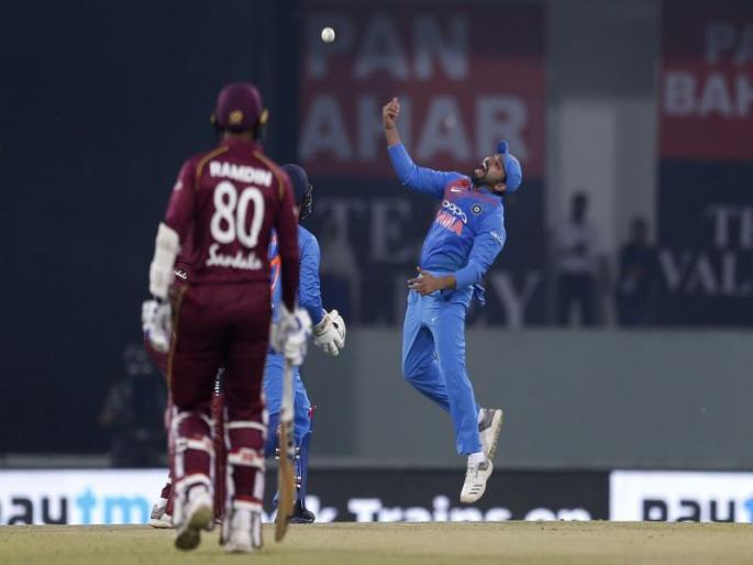 IND vs WI: Rohit Sharma edges Shoaib Malik to create new captaincy record | IND vs WI : रोहित शर्मासमोर पाकिस्तानचा शोएब मलिकही खुजा