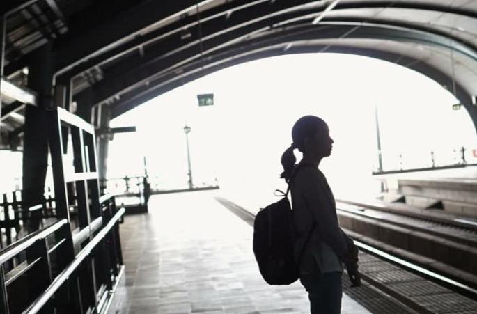 she left home and reached the railway station for marriage | अहो, 'वडील माझे लग्नच करून देत नाहीत'.. म्हणून घर सोडून 'तिने' गाठले रेल्वेस्थानक she left home and reached the railway station for marriage | अहो, 'वडील माझे लग्नच करून देत नाहीत'.. म्हणून घर सोडून 'तिने' गाठले रेल्वेस्थानक