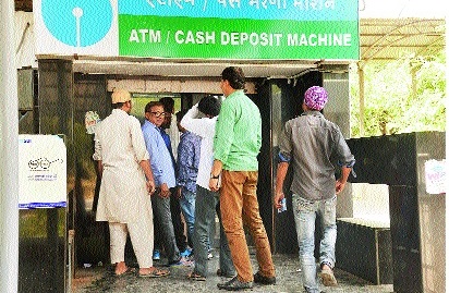 Rumble on ATM in Aurangabad ATM | औरंगाबादेत एटीएममध्ये खडखडाट Rumble on ATM in Aurangabad ATM | औरंगाबादेत एटीएममध्ये खडखडाट