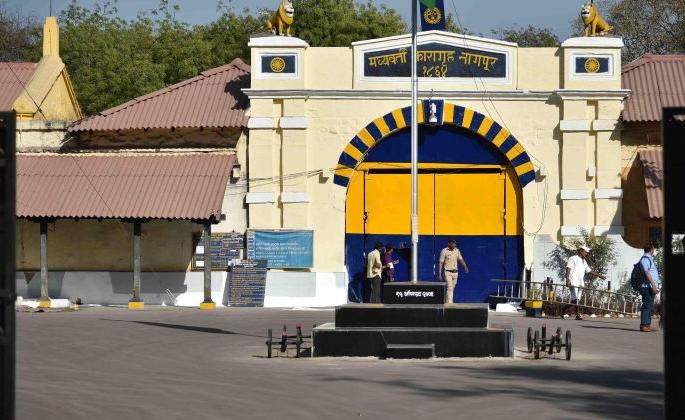 Saibaba's fellow inmate dies of 'swine flu'; The lawyers claimed death due to beating | साईबाबाच्या सहकारी कैद्याचा ‘स्वाईन फ्लू’ने मृत्यू; वकिलांनी केला मारहाणीचा दावा Saibaba's fellow inmate dies of 'swine flu'; The lawyers claimed death due to beating | साईबाबाच्या सहकारी कैद्याचा ‘स्वाईन फ्लू’ने मृत्यू; वकिलांनी केला मारहाणीचा दावा