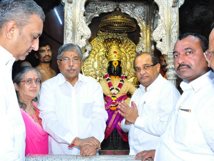 State Cabinet Ministers Radhakrishna Vikhe Patil, Chandrakant Patal took darshan of Vitthal | राज्याचे कॅबिनेट मंत्री राधाकृष्ण विखे पाटील, चंद्रकांत पाटलांनी घेतले विठ्ठलाचे दर्शन