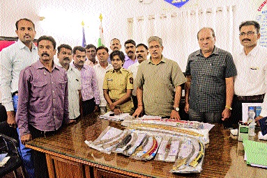 Investigation of criminal records of arms dealers in Aurangabad | औरंगाबादेत शस्त्रे मागविणाऱ्यांचे गुन्हेगारी रेकॉर्ड तपासणार Investigation of criminal records of arms dealers in Aurangabad | औरंगाबादेत शस्त्रे मागविणाऱ्यांचे गुन्हेगारी रेकॉर्ड तपासणार
