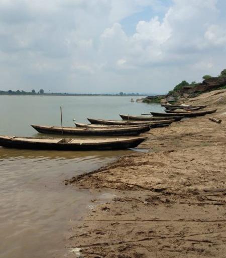 Traveling by boat in Gadchiroli is a matter of history | गडचिरोलीत डोंग्याने प्रवास करणे होत आहे इतिहासजमा