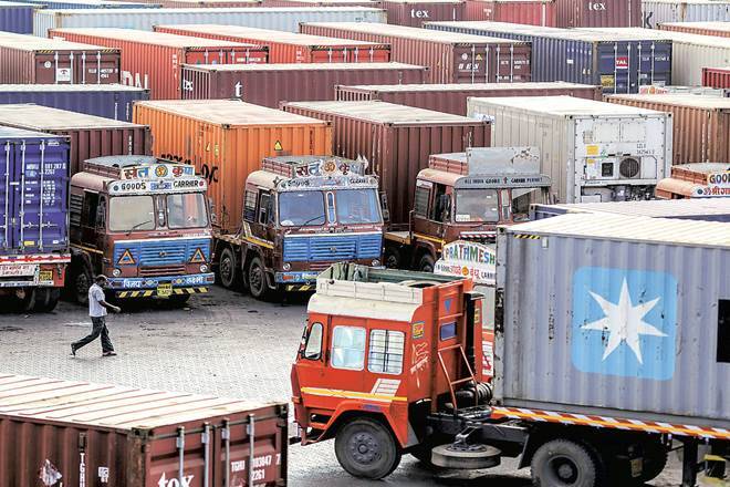 No hotel, no water; Eight thousand heavy vehicles, but no government stop! | ना हॉटेल, ना पाणी; आठ हजार जड वाहने, मात्र नाही शासकीय थांबाच ! No hotel, no water; Eight thousand heavy vehicles, but no government stop! | ना हॉटेल, ना पाणी; आठ हजार जड वाहने, मात्र नाही शासकीय थांबाच !
