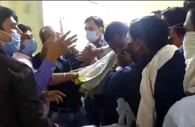 Abusing a farmer who came for crop loan in Wardha district; fighting between the bank staff and activists | वर्धा जिल्ह्यात पीककर्जासाठी आलेल्या शेतकऱ्याला शिवीगाळ; बँक कर्मचारी व कार्यकर्त्यांमध्ये जुंपली