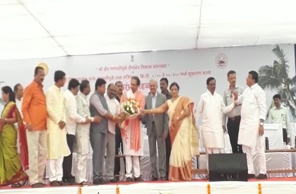 Shiv Sena MLA Bhaskar Jadhav unhappy due to not give Minister Post During Chief Minister Uddhav Thackeray Programme | मुख्यमंत्री उद्धव ठाकरेंसमोरच शिवसेना आमदारांचं नाराजीनाट्य; राऊतांचा हात जाधवांनी झटकला Shiv Sena MLA Bhaskar Jadhav unhappy due to not give Minister Post During Chief Minister Uddhav Thackeray Programme | मुख्यमंत्री उद्धव ठाकरेंसमोरच शिवसेना आमदारांचं नाराजीनाट्य; राऊतांचा हात जाधवांनी झटकला