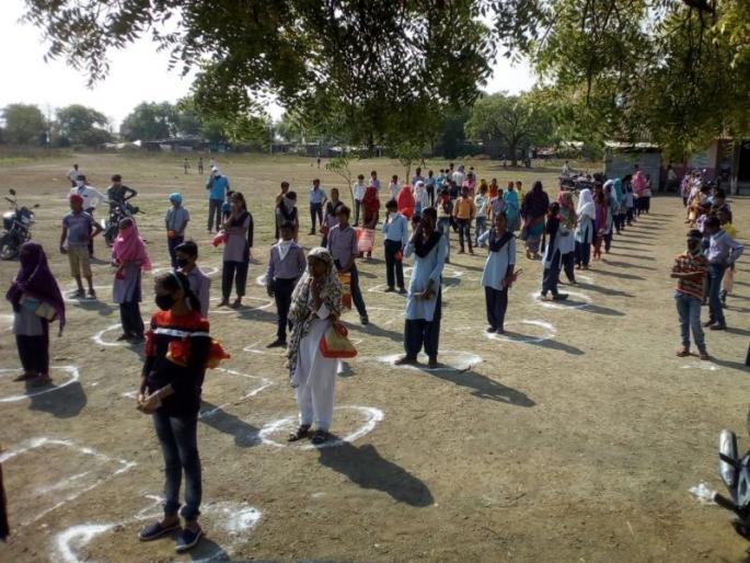 Students of Wardha district gets rice and cereals | वर्धा जिल्ह्यातील विद्यार्थ्यांना वाटले तांदूळ आणि कडधान्ये Students of Wardha district gets rice and cereals | वर्धा जिल्ह्यातील विद्यार्थ्यांना वाटले तांदूळ आणि कडधान्ये