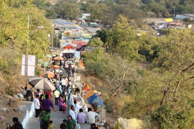 Record-breaking crowd outside, ignoring Corona rules | बहिरमात रेकॉर्डब्रेक गर्दी, कोरोना नियमाकडे दुर्लक्ष