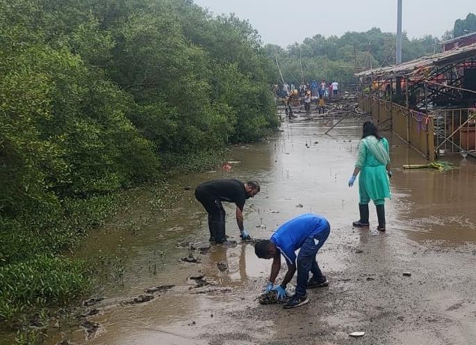 cleanliness campaign at 100 locations in mira bhayandar more than fourteen and a half thousand people participated | मीरा भाईंदर मध्ये १०० ठिकाणी स्वच्छतेचा उत्सव; साडे चौदा हजारपेक्षा जास्त लोकांचा सहभाग cleanliness campaign at 100 locations in mira bhayandar more than fourteen and a half thousand people participated | मीरा भाईंदर मध्ये १०० ठिकाणी स्वच्छतेचा उत्सव; साडे चौदा हजारपेक्षा जास्त लोकांचा सहभाग
