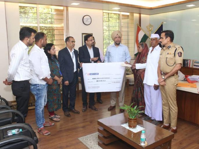 A check of Rs 1 crore to the family of a police officer who died in a motor accident | एक कोटींची मदत! मोटार अपघातात मृत्यू झालेल्या पोलीस अमलदाराच्या कुटुंबीयांना धनादेश A check of Rs 1 crore to the family of a police officer who died in a motor accident | एक कोटींची मदत! मोटार अपघातात मृत्यू झालेल्या पोलीस अमलदाराच्या कुटुंबीयांना धनादेश