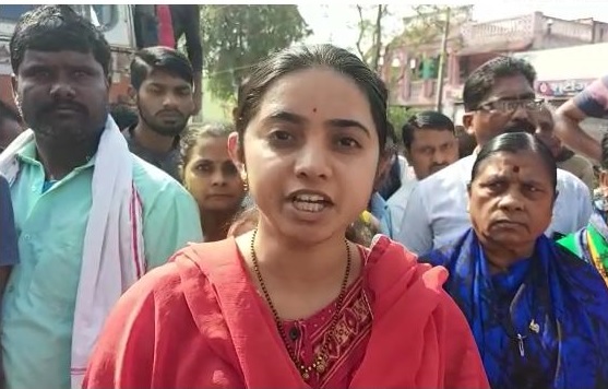 Chandrapur Zilla Parishad member Shivchandra Kale and NCP women president Ritika Dhavas attacked by liquor dealers | चंद्रपूर जिल्हा परिषद सदस्य शिवचंद्र काळे व राष्ट्रवादी काँग्रेसच्या महिला अध्यक्ष रितिका ढवस यांच्यावर दारू विक्रेत्यांचा हल्ला Chandrapur Zilla Parishad member Shivchandra Kale and NCP women president Ritika Dhavas attacked by liquor dealers | चंद्रपूर जिल्हा परिषद सदस्य शिवचंद्र काळे व राष्ट्रवादी काँग्रेसच्या महिला अध्यक्ष रितिका ढवस यांच्यावर दारू विक्रेत्यांचा हल्ला