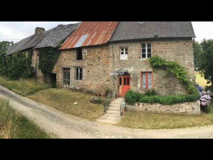 Couple bought entire village for 3 crores | कपलने एका घराच्या किंमतीत खरेदी केलं पूर्ण गाव, बसल्या-बसल्या होते कमाई! Couple bought entire village for 3 crores | कपलने एका घराच्या किंमतीत खरेदी केलं पूर्ण गाव, बसल्या-बसल्या होते कमाई!