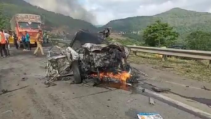 Accident on Mumbai-Pune Expressway; The container hit three vehicles; 3 killed | मुंबई-पुणे द्रुतगती मार्गावर भीषण अपघात; कंटेनरची तीन वाहनांना धडक; 3 जणांचा मृत्यू Accident on Mumbai-Pune Expressway; The container hit three vehicles; 3 killed | मुंबई-पुणे द्रुतगती मार्गावर भीषण अपघात; कंटेनरची तीन वाहनांना धडक; 3 जणांचा मृत्यू