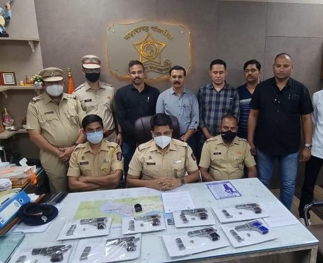 Weapons with 8 village pistols seized from Isma of Madhya Pradesh | मध्यप्रदेशहून आलेल्या इसमाला अटक, ८ गावठी पिस्तूलसह शस्त्रसाठा जप्त Weapons with 8 village pistols seized from Isma of Madhya Pradesh | मध्यप्रदेशहून आलेल्या इसमाला अटक, ८ गावठी पिस्तूलसह शस्त्रसाठा जप्त