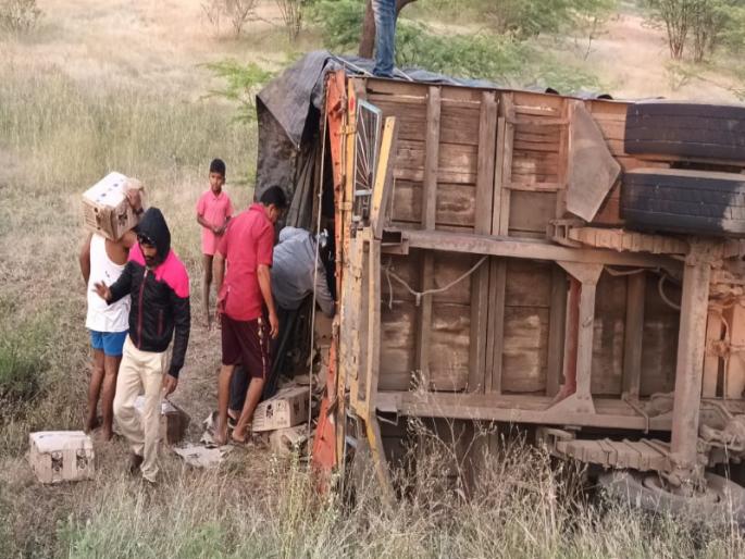 Complainant thief caught an attempt to rob alcohol by pretending to have an accident failed | तक्रार करणारे चोरटेचं अडकले जाळ्यात; अपघाताचा बनाव करून दारू लुटण्याचा प्रयत्न फसला Complainant thief caught an attempt to rob alcohol by pretending to have an accident failed | तक्रार करणारे चोरटेचं अडकले जाळ्यात; अपघाताचा बनाव करून दारू लुटण्याचा प्रयत्न फसला