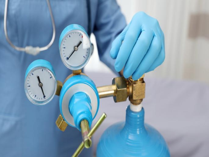 Patients were saved by the tireless efforts of Kothrud police; Oxygen supply in just over an hour | कोथरुड पोलिसांच्या अथक प्रयत्नाने रुग्णांना मिळाले जीवदान; अवघ्या तासाभरात केला ऑक्सिजनचा पुरवठा Patients were saved by the tireless efforts of Kothrud police; Oxygen supply in just over an hour | कोथरुड पोलिसांच्या अथक प्रयत्नाने रुग्णांना मिळाले जीवदान; अवघ्या तासाभरात केला ऑक्सिजनचा पुरवठा