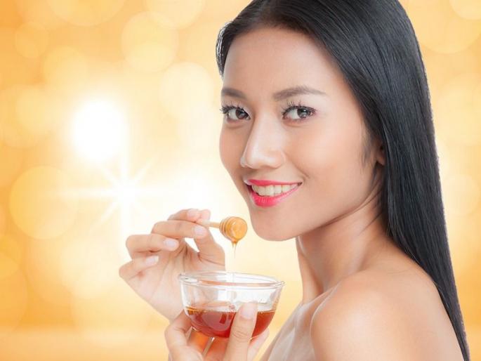 Magic of a spoonful of honey ! Apply a spoonful of honey on the face in 3 ways and see change | एक चमचा मधाची जादू! 3 प्रकारे  चेहेऱ्याला लावा चमचाभर मध, पाहा बदल 