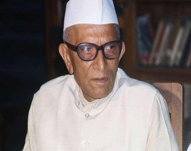 Petition against Morarji Desai rejected; Advocate fined 50 thousand by high court | मोरारजी देसाईंविरोधातील याचिका फेटाळली; वकिलालाच ठोठावला 50 हजारांचा दंड Petition against Morarji Desai rejected; Advocate fined 50 thousand by high court | मोरारजी देसाईंविरोधातील याचिका फेटाळली; वकिलालाच ठोठावला 50 हजारांचा दंड