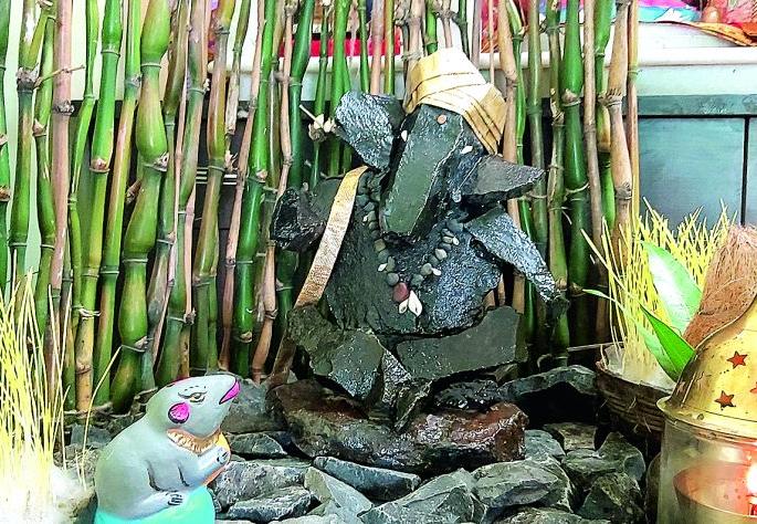 Ganesh idol made of stones | Ganesh Festival 2019: दगडांपासून तयार केली गणेशमूर्ती Ganesh idol made of stones | Ganesh Festival 2019: दगडांपासून तयार केली गणेशमूर्ती