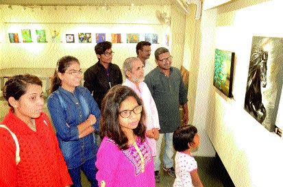 'Aurangbaad' is an entertaining feature film. | औरंगाबादेत रसिकांना भावणारे चित्रप्रदर्शन ‘काहीपण’ 'Aurangbaad' is an entertaining feature film. | औरंगाबादेत रसिकांना भावणारे चित्रप्रदर्शन ‘काहीपण’